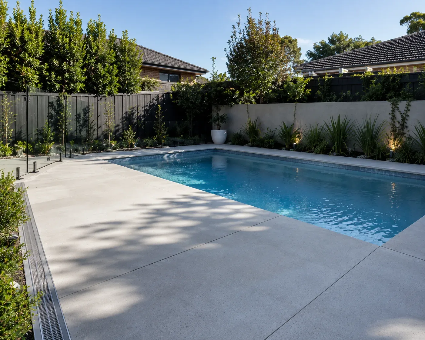 Non-slip concrete pool surround with exposed aggregate finish